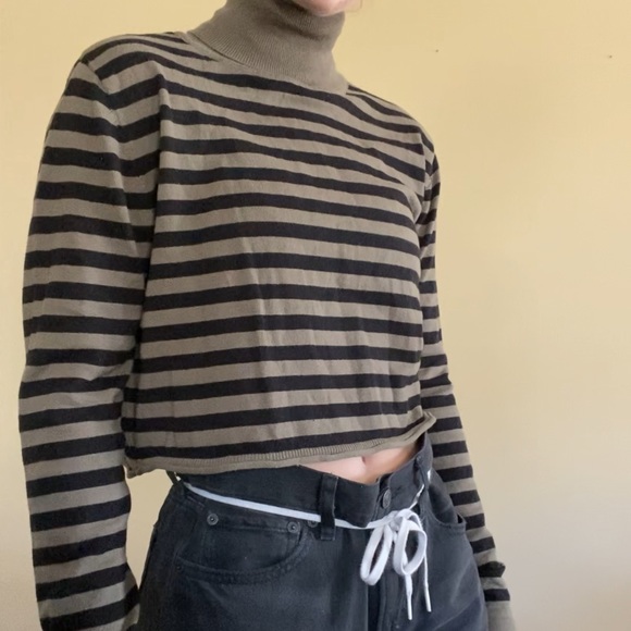 Garage Crop Turtleneck - Picture 3 of 6